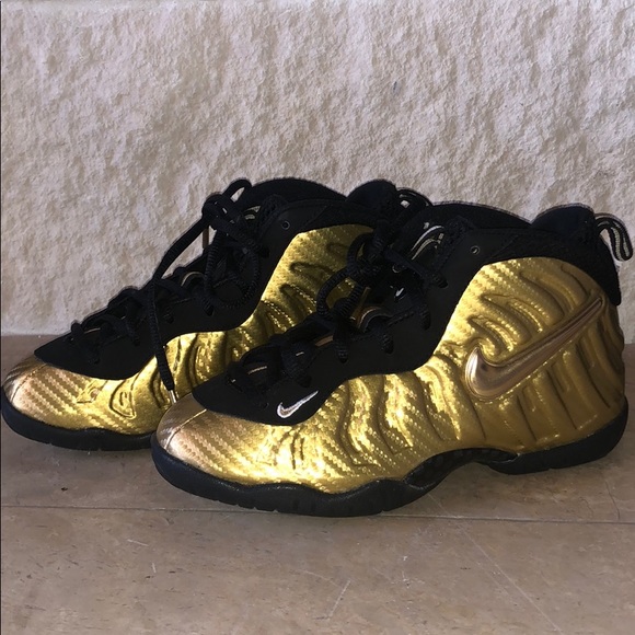 gold nike shoes boys